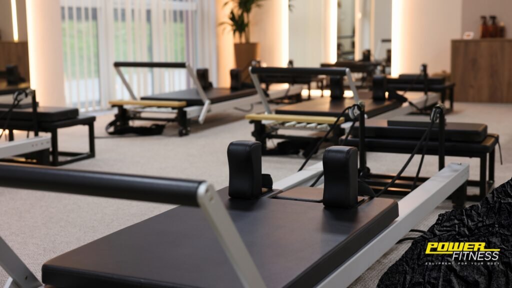 El pilates ya no es una disciplina de nicho, ahora se trata de uno de los negocios con mayor crecimiento a través de México. Cada vez más personas buscan estudios especializados, y eso representa una oportunidad real para quienes están considerando abrir uno.Sin duda se trata de una oportunidad llamativa, pero antes de dar el paso, la pregunta más frecuente es siempre la misma: ¿cuánto cuesta realmente iniciar con un proyecto así?La respuesta depende de varios factores, tales como el tipo de estudio, la ubicación, el tamaño del espacio y, sobre todo, el equipo que decidas adquirir. Por ello, hoy te traemos una guía completa de los principales costos y puntos clave para que puedas planear tu inversión con claridad.¿Qué tipo de estudio de pilates quieres abrir?
Primero que nada, antes de hablar de números, es importante que definas el modelo, porque el tipo de estudio determina directamente el nivel de inversión. Los tres modelos más comunes en México son:Pilates mat: Las clases se realizan en tapete, sin maquinaria especializada. Es el modelo con menor inversión inicial, ya que el equipamiento se reduce a tapetes, bandas y accesorios básicos.
Pilates reformer: Es el modelo más popular y con mayor potencial de rentabilidad. Requiere la adquisición de camas reformer, que representan el rubro de mayor costo dentro de la inversión total.
Modelo híbrido: Combina clases en tapete con sesiones en reformer. Es cada vez más común porque diversifica la oferta y atrae a un público más amplio.¿Cuánto cuesta abrir un estudio de pilates en México?
Como referencia general, la inversión total para un estudio de pilates reformer en México puede oscilar entre $500,000 y $1,500,000 MXN, dependiendo del tamaño del proyecto y las decisiones que tomes en cada rubro.Un estudio de pilates mat, al no requerir equipo especializado, puede abrirse con una inversión considerablemente menor: entre $150,000 y $350,000 MXN en zonas de nivel medio.Por supuesto, considera que estos son rangos estimados: el costo real varía según la ubicación, el tipo de equipo y las condiciones del local.Equipo de pilates
Es el gasto más significativo. Una cama reformer puede costar entre $40,000 y $120,000 MXN por unidad como rango estimado, dependiendo de la marca y el origen.Las marcas mexicanas y latinoamericanas ofrecen equipos de buena calidad a precios más accesibles que las marcas importadas de Estados Unidos o Europa. Para un estudio de entre 6 y 8 reformers, el presupuesto de equipo puede ir desde $280,000 hasta $960,000 MXN como referencia aproximada.¿Estás buscando camas de pilates para tu proyecto? En Power Fitness contamos con opciones de equipamiento para estudios de todos los tamaños, con envíos a todo México.Adecuación del local
Incluye piso especializado, espejos, iluminación, ventilación y adaptaciones estructurales necesarias. Este rubro puede representar entre $100,000 y $250,000 MXN, dependiendo del estado en que se encuentre el espacio.Renta inicial
La mayoría de los arrendadores comerciales en México solicitan entre uno y tres meses de depósito más el primer mes de renta. Considera entre $60,000 y $150,000 MXN para cubrir este costo al inicio, según la zona y el tamaño del local.Mobiliario y áreas de servicio
Recepción, vestidores, área de espera y sanitarios. Un acabado funcional y profesional puede costar entre $50,000 y $100,000 MXN.Trámites, permisos y seguros
Para operar legalmente necesitas alta en el SAT, licencia de funcionamiento municipal y aviso de funcionamiento ante COFEPRIS. Adicionalmente, un seguro de responsabilidad civil que cubra lesiones durante las clases es prácticamente indispensable. El costo anual de este seguro puede oscilar entre $8,000 y $20,000 MXN.Capital de trabajo
Es el dinero que necesitas para sostener los gastos operativos mientras el estudio alcanza su punto de equilibrio. Se recomienda tener reserva para cubrir entre 4 y 6 meses de operación, lo que puede representar entre $100,000 y $200,000 MXN adicionales.¿Qué tamaño debe tener el local?
Para un estudio de pilates reformer con entre 6 y 8 equipos, necesitas un espacio de al menos 80 a 120 m², incluyendo recepción y vestidores. Otros aspectos importantes al evaluar un local son:Altura mínima de 2.7 metros para permitir el movimiento completo en los equipos.
Buena ventilación natural o mecánica.
Acceso a estacionamiento, ya que la mayoría de los clientes llegan en auto.
Ubicación en una zona con perfil de bienestar: colonias residenciales de nivel medio-alto donde ya existan cafeterías, negocios de salud u otros estudios fitness son una buena señal de demanda.¿Qué permisos necesitas para operar?
Los estudios de pilates están clasificados como establecimientos de bajo riesgo ante COFEPRIS, lo que simplifica el proceso de apertura. Los trámites principales son:Alta en el SAT como persona física o moral.
Licencia de funcionamiento municipal.
Aviso de funcionamiento ante COFEPRIS.
Seguro de responsabilidad civil para cubrir a los usuarios durante las clases.En cuanto a los instructores, aunque en México no existe una regulación que obligue a certificarse, contar con instructores con certificaciones reconocidas como Balanced Body, BASI Pilates o Stott Pilates es prácticamente un estándar de mercado que los clientes valoran.Iniciando el proyecto
Lo más importante en este contexto es que planees bien desde el inicio: elige el equipo adecuado, selecciona la ubicación correcta y ten capital suficiente para sostenerte mientras el negocio madura.Abrir un estudio de pilates es un proyecto que requiere planificación cuidadosa, pero los números son favorables si lo ejecutas bien. Definir el modelo, cotizar el equipo con anticipación y entender todos los rubros de inversión es el primer paso para tomar una decisión informada.¿Listo para equipar tu estudio? En Power Fitness contamos con camas de pilates y equipo especializado con envíos a todo México. ¡Contáctanos y cotiza!